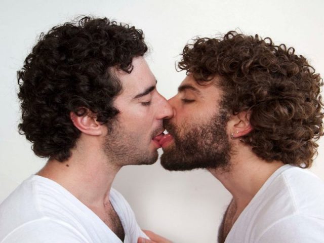 Basta de disculpas… Beso censurado
