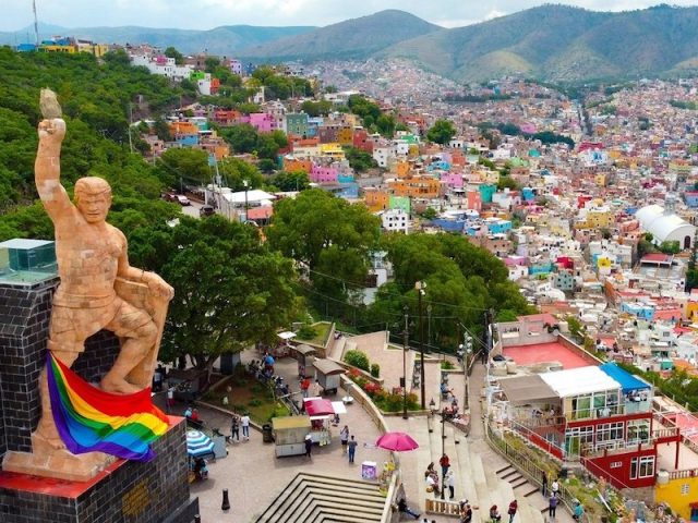 Envuelven a El Pípila con bandera del orgullo LGBT en Guanajuato