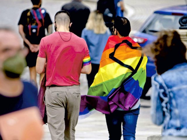 Ser gay no se cura, se acompaña. Por primera vez la Santa Sede desautoriza terapias de conversión.