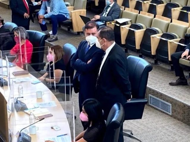 Reclama diputado sus derechos como persona homosexual, y lo ignoran compañeros