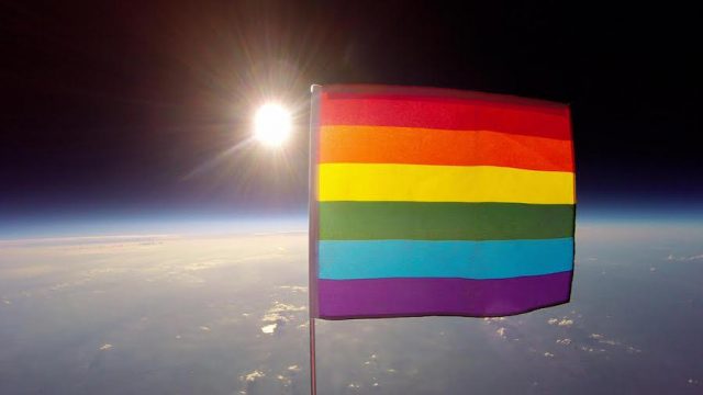 Es enviada la primera bandera gay al espacio, declarándolo LGBTI friendly