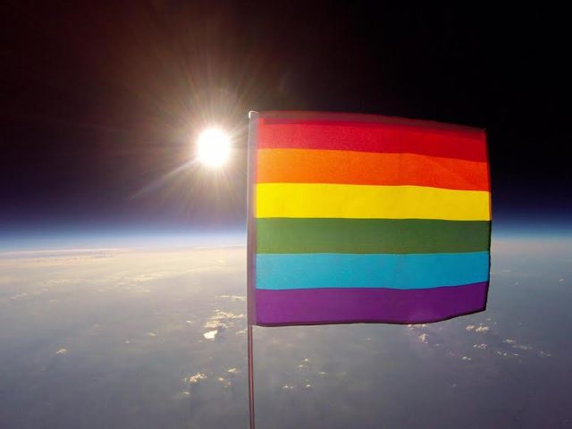 Es enviada la primera bandera gay al espacio, declarándolo LGBTI friendly