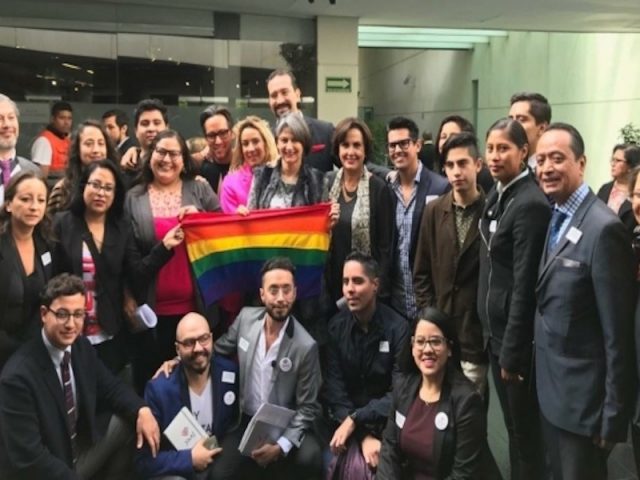 Cárcel a responsables de terapias que dicen “curar” la homosexualidad; proponen senadores